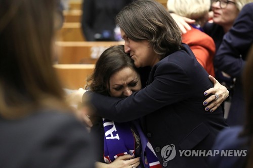 유럽의회 의원들, 눈물·환호 속 브렉시트 비준…'석별' 합창