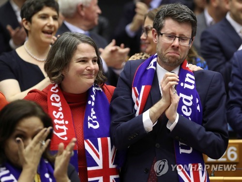 유럽의회 의원들, 눈물·환호 속 브렉시트 비준…'석별' 합창