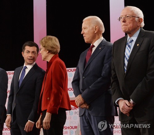 "샌더스, 워런에 '여성은 대통령 될 수 없어' 말해" 논란