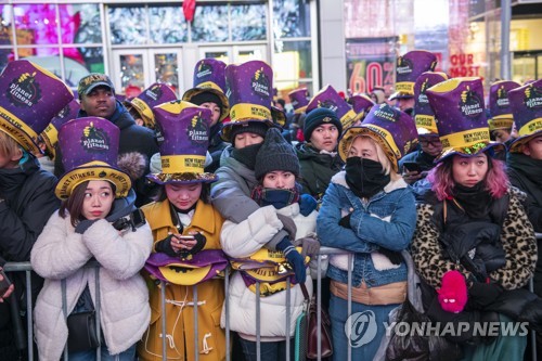 BTS, 미국의 새해 열었다…타임스스퀘어 메운 '한국어 떼창'