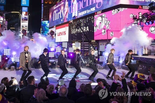 BTS, 미국의 새해 열었다…타임스스퀘어 메운 '한국어 떼창'