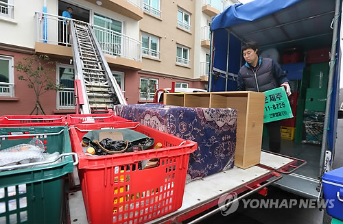 1만8천 신들이 자리 비운 사이 제주는 '이사전쟁'