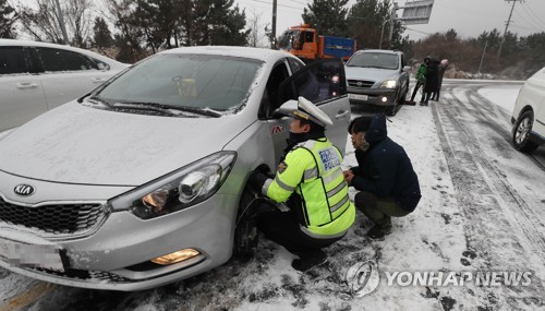 제주 산지 도로 일부 구간 결빙…"월동장구 갖춰야"