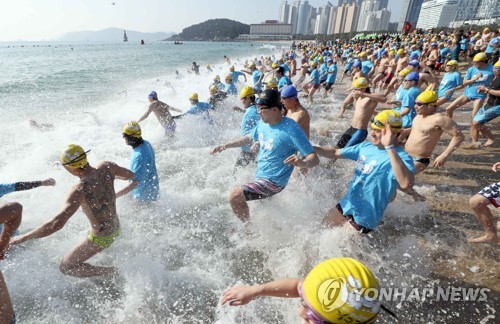 4살짜리부터 86살까지 인간 북극곰들, 해운대 겨울 바다 풍덩