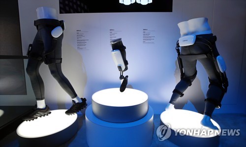 삼성 김현석, 케어로봇 '볼리'와 CES 연설 "인간중심 혁신"