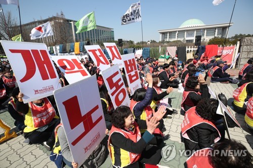 '국회앞 집회 폭력' 김명환 민노총 위원장 집유…法 "중대 범죄"