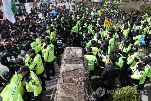 '국회앞 집회 폭력' 김명환 민노총 위원장 집유…法 "중대 범죄"