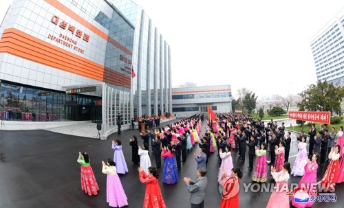 생산용품도 시장서 거래…평양에 들어선 '북한판 복합쇼핑센터'