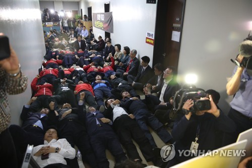 한국당, 패스트트랙 무더기 기소에 반발…"여당무죄 야당유죄"