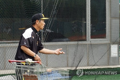 김성근 소프트뱅크 코치고문, 올 시즌은 1군에서…일본으로 출국