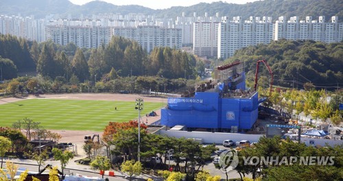 반쪽짜리 광주FC 전용구장…개막식도 못 치를 판