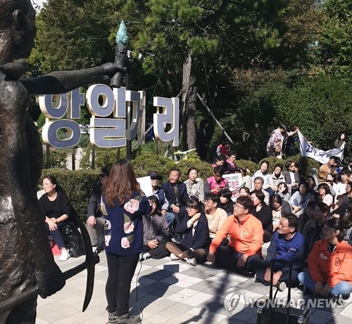 부산 일본영사관 '항일거리 현판' 철거 다시 연기