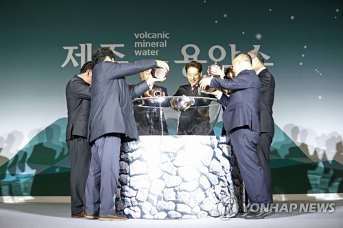 [줌in제주] 대기업들 '황금알 낳는 거위, 제주 물 자원을 잡아라'