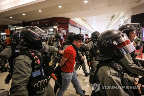 캐리 람 "어려움 끝내길 원해"…홍콩 경찰본부 찾아 격려