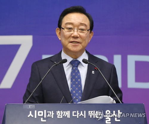 '청와대 불법지원 의혹' 송철호 울산시장 12시간 검찰 조사(종합)