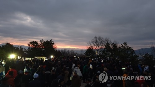 "수평선위로 붉은 해 떴다"…포항 구룡포에 해맞이 구름 인파