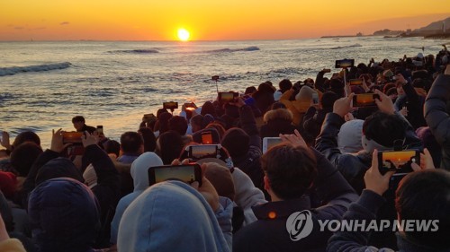 "반갑다! 새해야"… 정동진·경포 동해안 해돋이명소 '인산인해'