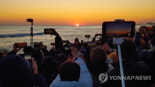 "반갑다! 새해야"… 정동진·경포 동해안 해돋이명소 '인산인해'