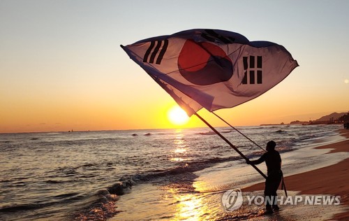 "반갑다! 새해야"… 정동진·경포 동해안 해돋이명소 '인산인해'