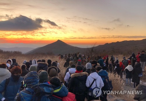 무등산국립공원에 해맞이 인파 1천400명 운집