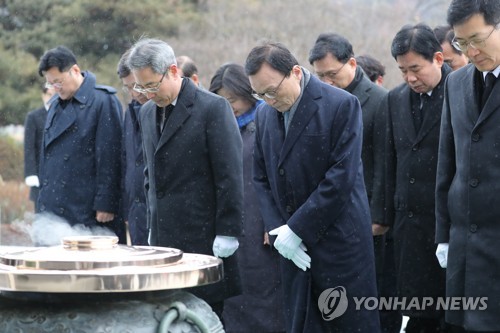 與, 총선승리 결의 "촛불 시민혁명 완성"…봉하마을 참배(종합)