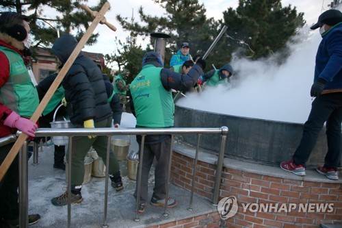 "수평선 위로 붉은 해 떴다"…포항 호미곶에 해맞이 구름 인파(종합)