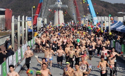 "맨몸으로 달려요" 새해 첫날 대전서 이색 마라톤