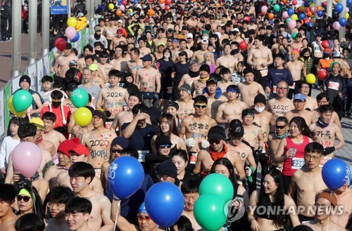 "맨몸으로 달려요" 새해 첫날 대전서 이색 마라톤