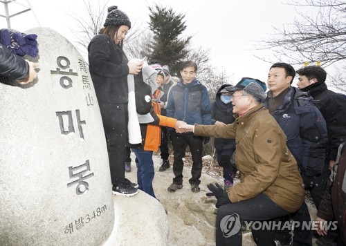 文대통령, 아차산서 새해맞이…"국민 행복한 한해, 정부가 앞장"(종합2보)