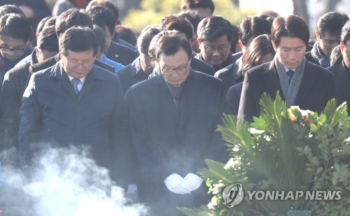 與, 총선승리 결의 "촛불 시민혁명 완성"…봉하마을 참배(종합)