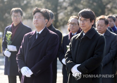 與, 총선승리 결의 "촛불 시민혁명 완성"…봉하마을 참배(종합)