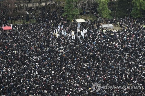 홍콩 새해 첫날부터 시위대-경찰 격렬 충돌…"100만 시민 참여"