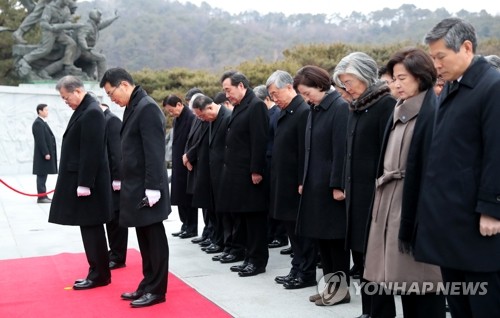 文대통령 "확실한 변화로 새로운 100년 첫출발"…현충원 참배(종합)