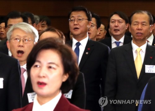 윤석열, 내일 추미애 예방…수원고검장·인권국장 사의(종합)