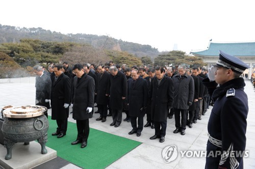 재향군인회, 현충원 참배…"국민 신뢰받는 향군 될 것"