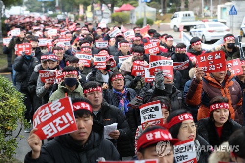 제주삼다수 노조 도청 앞 집회…생산라인 가동 중단