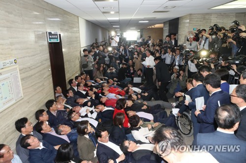 한국당 "檢 굴복·하명 기소"…'법무수장 秋' 겨냥 공세 강화