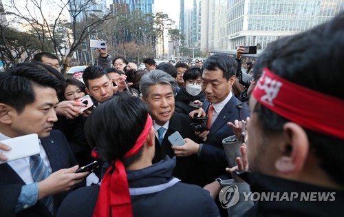 노조 '낙하산 반대'에 첫 출근 무산된 윤종원 기업은행장(종합)