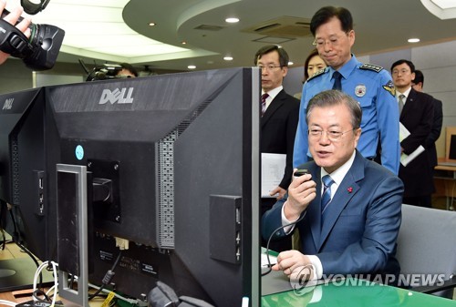 평택항 車수출선 오른 文대통령…"여기가 활발해야 수출강국"