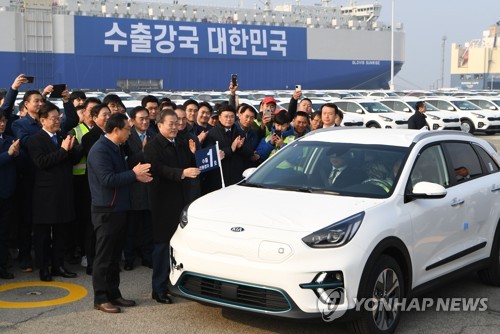 평택항 車수출선 오른 文대통령…"여기가 활발해야 수출강국"