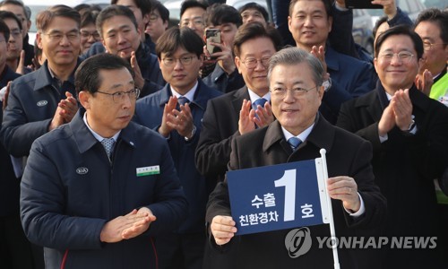 평택항 車수출선 오른 文대통령…"여기가 활발해야 수출강국"