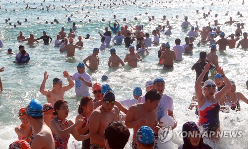 인간 북극곰 6만여 명 해운대 겨울 바다로 풍덩∼