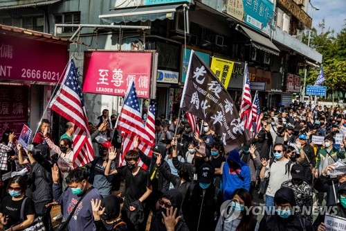 中 홍콩 연락판공실 주임, 캐리 람 만나 "폭력 종식해야"(종합)