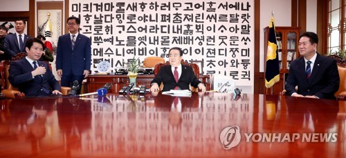 與, '수사권 조정법' 상정 연기 검토…한국당 의총 후 결정(종합)