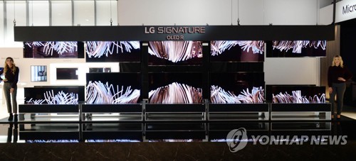 롤러블 TV 분수 쇼에 로봇 레스토랑…진화하는 LG CES 전시장