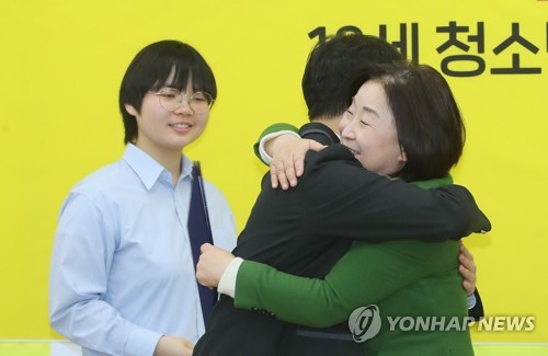 정의당, 만18세 입당식…심상정 "세대교체 신호탄" 감격의 눈물