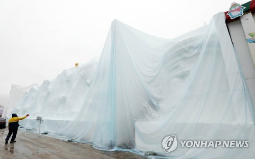 "물난리로 아수라장 된 축제장" 속절없는 겨울비에 '비상'(종합)