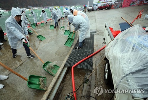 "물난리로 아수라장 된 축제장" 속절없는 겨울비에 '비상'(종합)