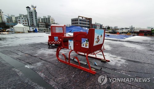 "물난리로 아수라장 된 축제장" 속절없는 겨울비에 '비상'(종합)