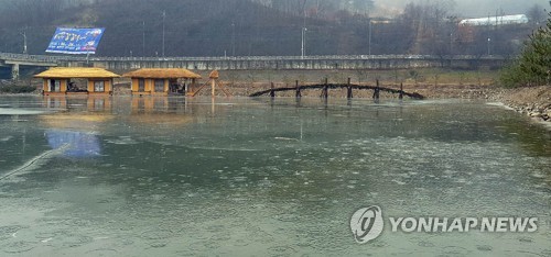 겨울축제 울린 '야속한 비'…평창 36.5㎜, 홍천 25㎜